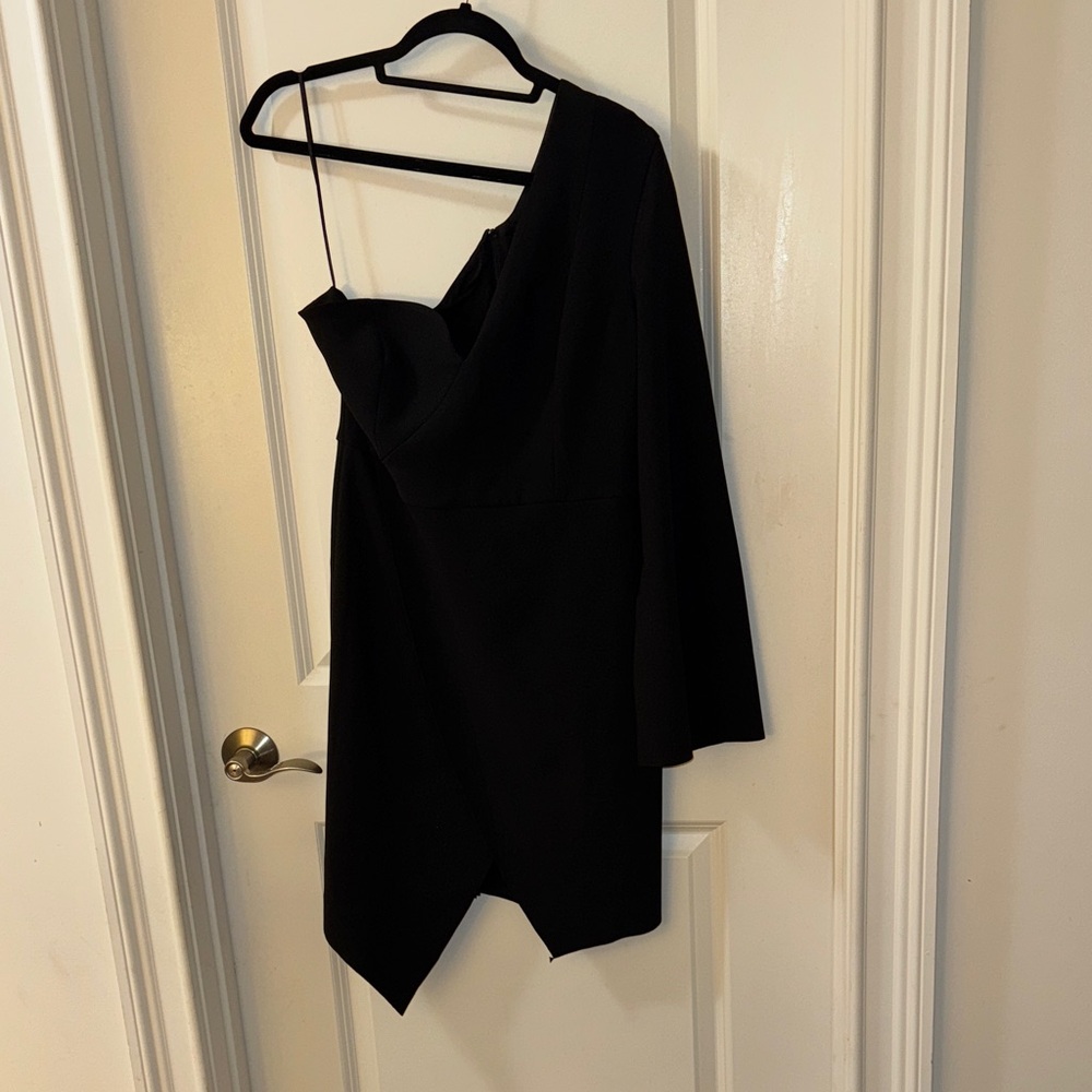 FINDERS Elegant Black One-Shoulder Dress
